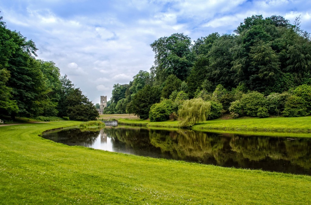 Yorkshire, Fountains Abbey (photo by George Hodan)